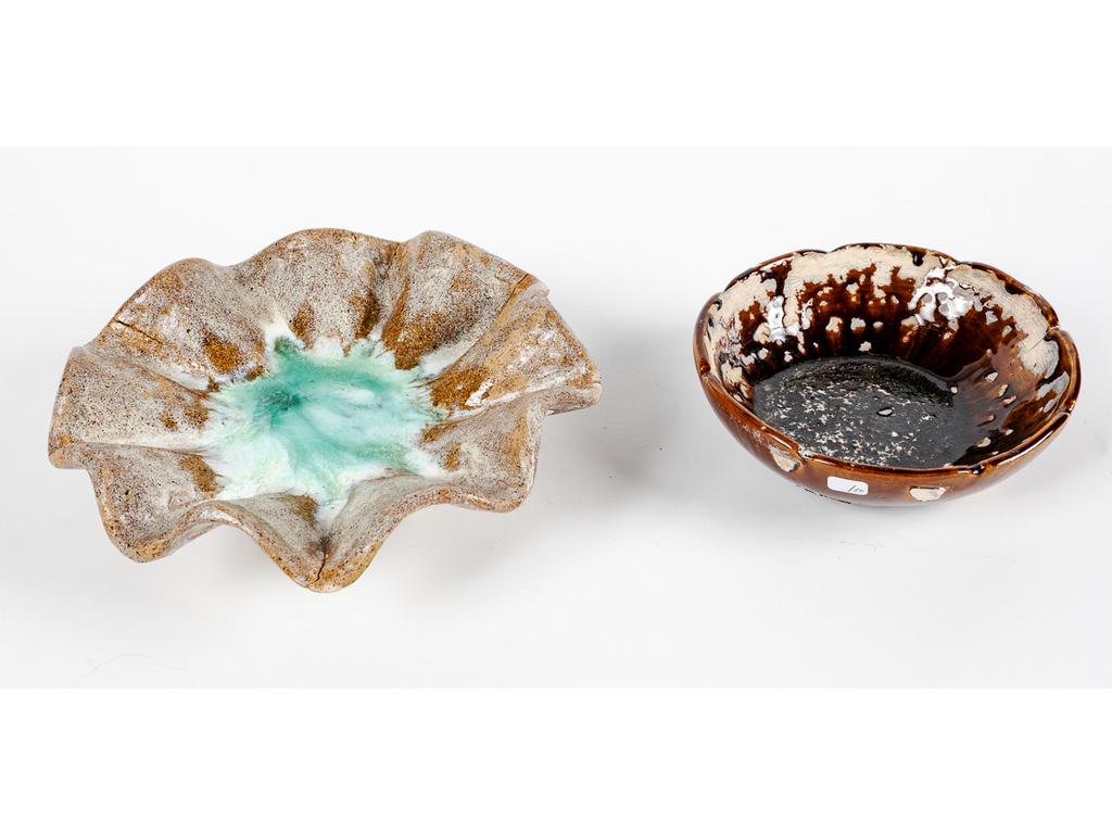 Alice COLONIEU (1924-2010) : Deux coupes vide-poche en céramique émaillée. Signées. (Fêles de cuisson et éclats). Diamètres : 25 et 19 cm.