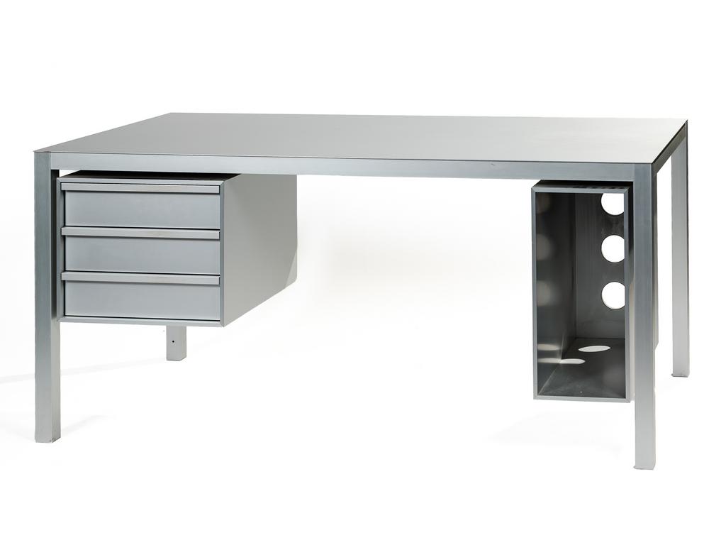 Bureau plat en aluminium à un caisson de trois tiroirs. Dim : 75 x 160 x 80 cm