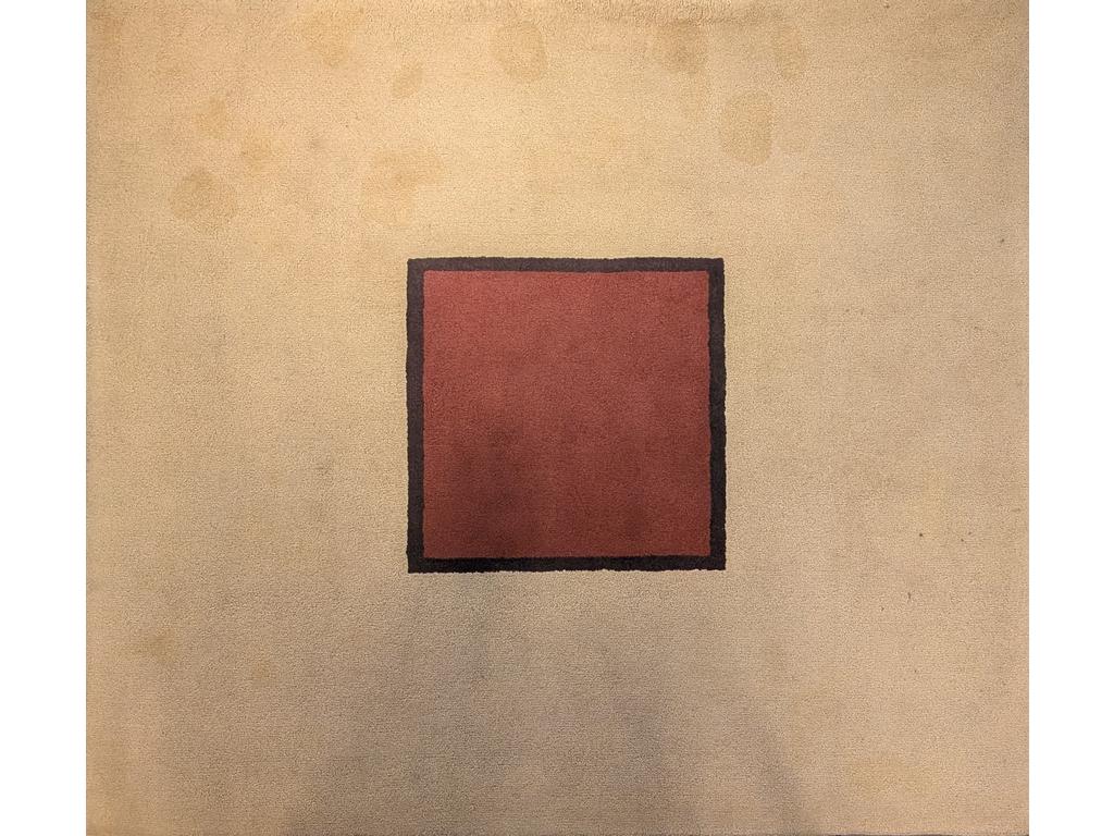 Tapis contemporain en laine à décor d'un carré couleur brique sur fond beige. Dim : 200 x 180 cm (légères tâches)