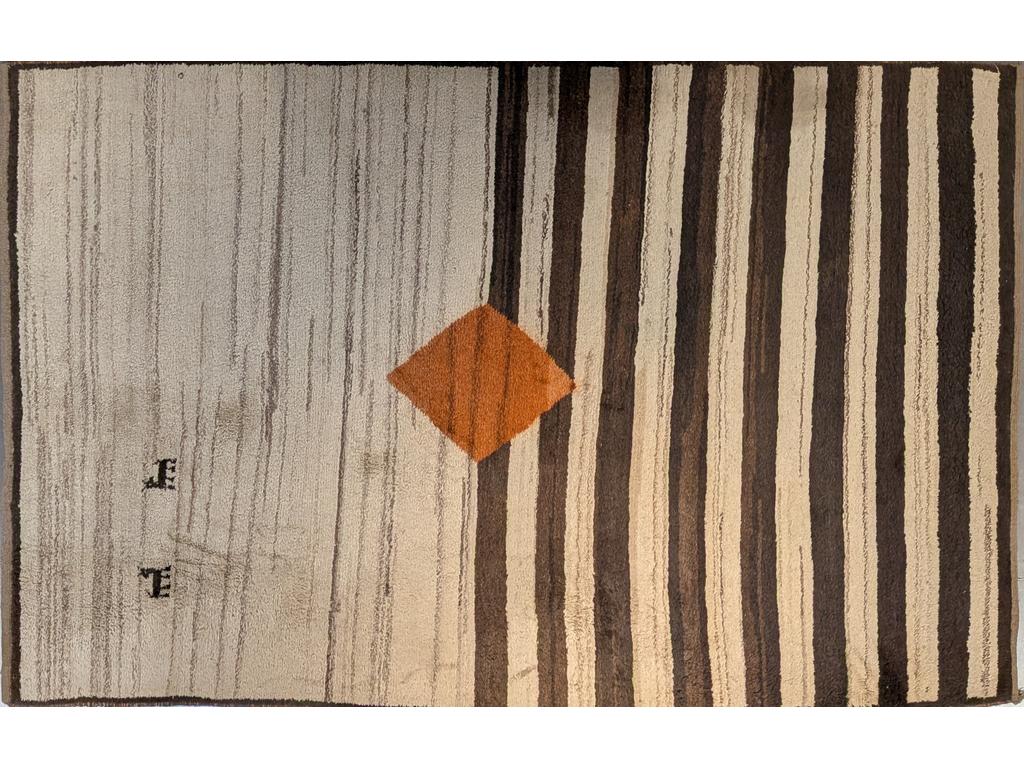 Tapis moderne en laine beige et marron. Au centre un losange couleur brique. Dim : 260 x 166 cm