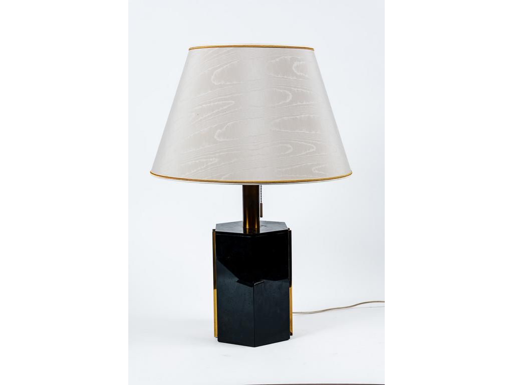 Pied de lampe octogonale en laqué noir et laiton. Hauteur totale : 59 cm