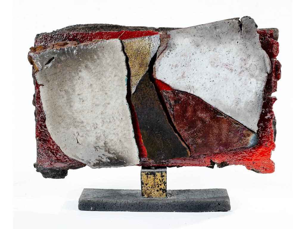 Jacotte CAPRON (1935) épouse de Roger Capron : Plaque en raku émaillé. Dim avec socle : 32 x 42 cm.