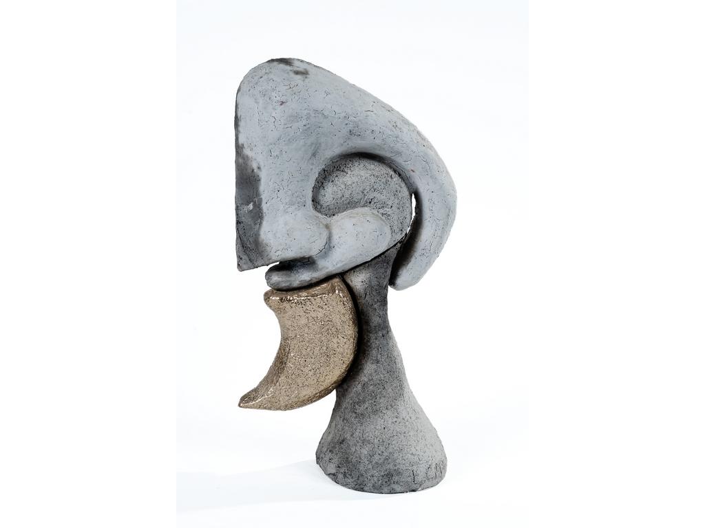 Louis CAPRON (1989) petit fils de Roger Capron : Visage de profil avec barbichette. Terre cuite avec engobe blanche et patine doré. Hauteur : 35 cm.