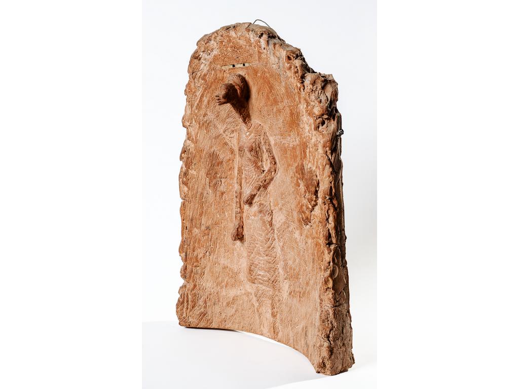 Evert LINDFORS : Plaque en terre cuite naturelle à décor en bas-relief d'un personnage debout. (Cassée et restaurée à plusieurs endroits). Hauteur : 53 cm.
