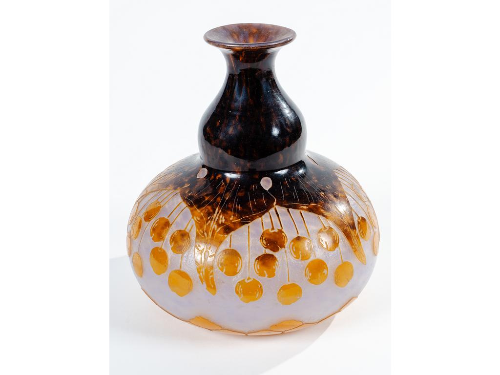 Vase boule à petit col en verre doublé brun-orangé et violet, gravé à l'acide. Epoque 1920-1930. Hauteur : 22 cm.
