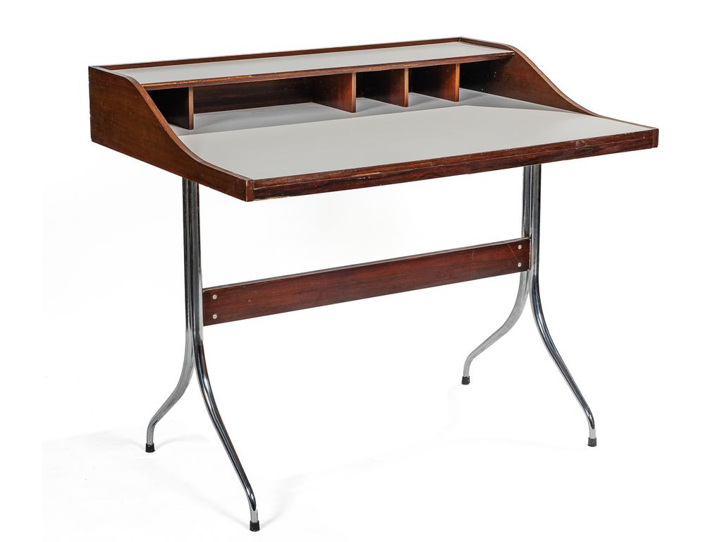 George NELSON : Bureau modèle Home Desk. Plateau à gradin en bois stratifié blanc, caisse et entretoise en bois de placage. Piétement chromé. (Chocs, éclats et manques au placage, principalement sur la tranche du gradin et aux angles extérieurs, plateau stratifié en état d'usage). Dim : 86 x 100 x 72.5 cm.