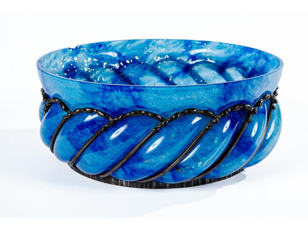 DAUM Nancy France et Louis MAJORELLE : Grande coupe en verre bleu à intercalaires et paillettes de feuilles argentées, soufflées et moulées dans une armature en fer forgé. Signé à la roue. (Un éclat de 2 cm sur le rebord). Hauteur : 13 CM. Diamètre : 32 CM