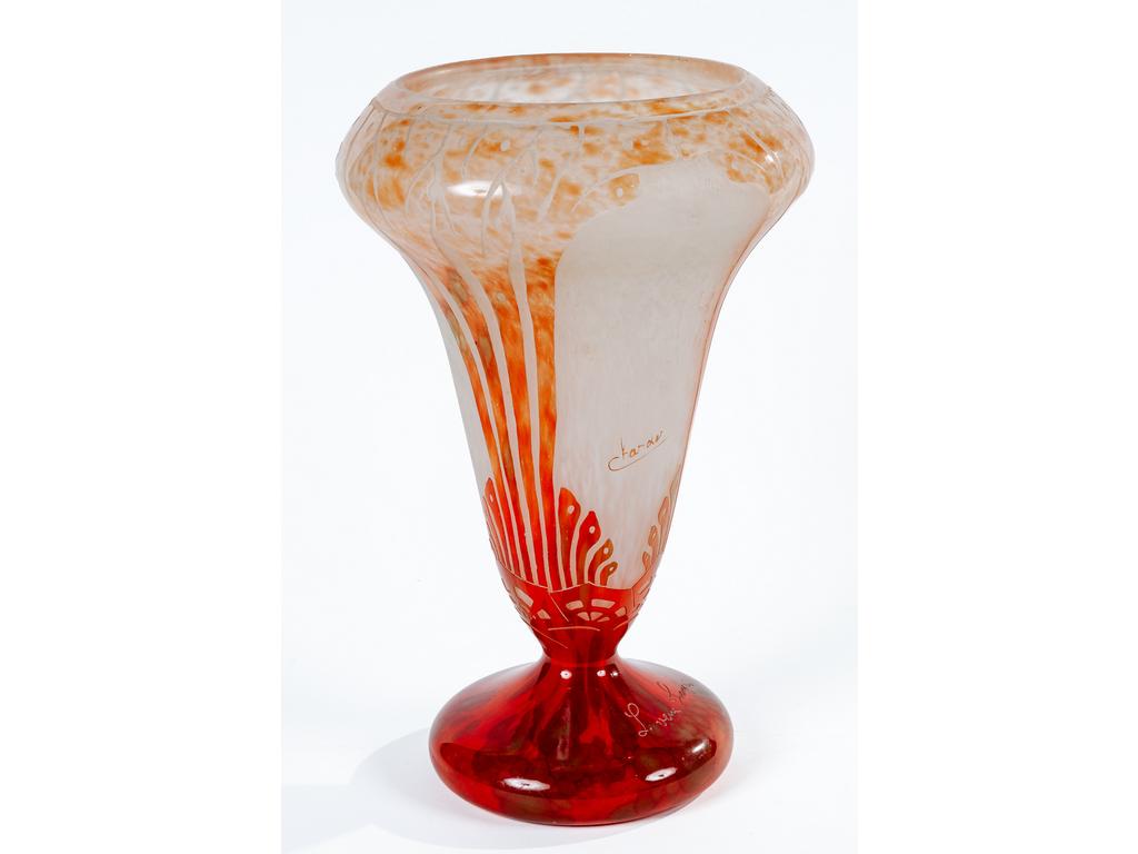 CHARDER, Le Verre Français : Vase sur piédouche à col ourlé  à décor de végétaux stylisés, gravé à l'acide de couleurs rouge et orange sur fond blanc. Signé. Hauteur : 35 cm.