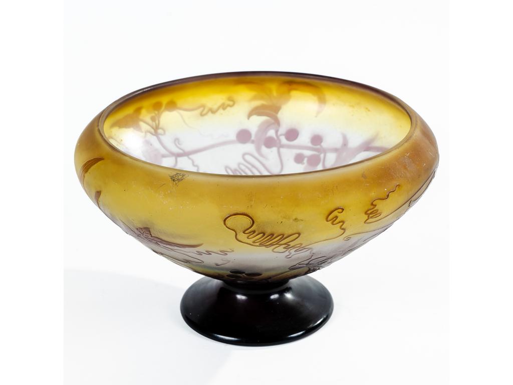 Etablissement GALLE : Coupe sur piédouche en verre multicouche à décor dégagé à l'acide de baies et feuillages sur fond vert. Signée dans le décor. Hauteur : 14 cm. Diamètre : 23 cm.