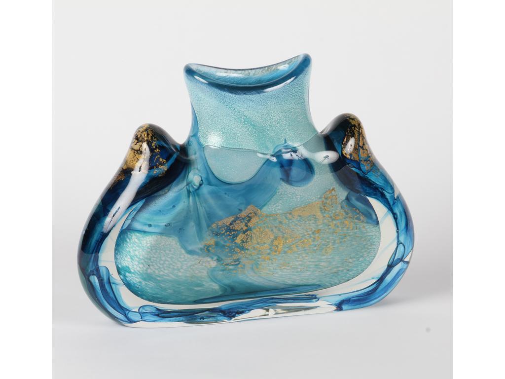 Jean Luc GAMBIER (1948) : Important vase en verre à intercalaires bleus et feuilles d'or. Signé. Hauteur : 27 cm. Longueur : 36 cm.