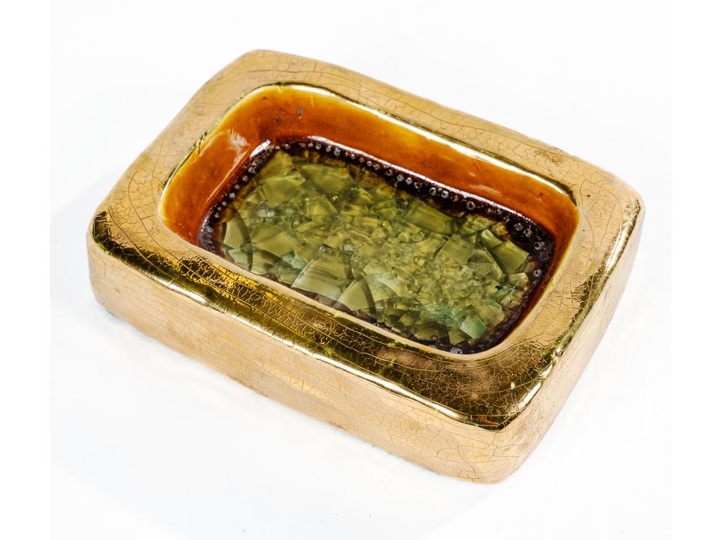 Mithé ESPELT (1923-2020) : Vide-poche en céramique émaillée et vitrifiée, les bords dorés. Dim : 14 x 10 cm.