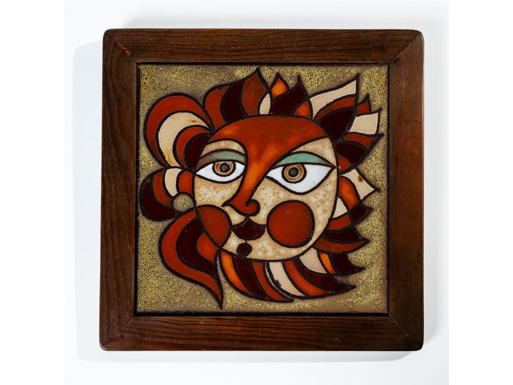Roland ZOBEL - Atelier les Cyclades à Anduze : Plaque en terre cuite émaillée polychrome à décor d'un soleil humanisé. Cadre en bois. Etiquette de la maison Louis THIAM à Nancy. Dim : 25.5 x 25.5 cm.