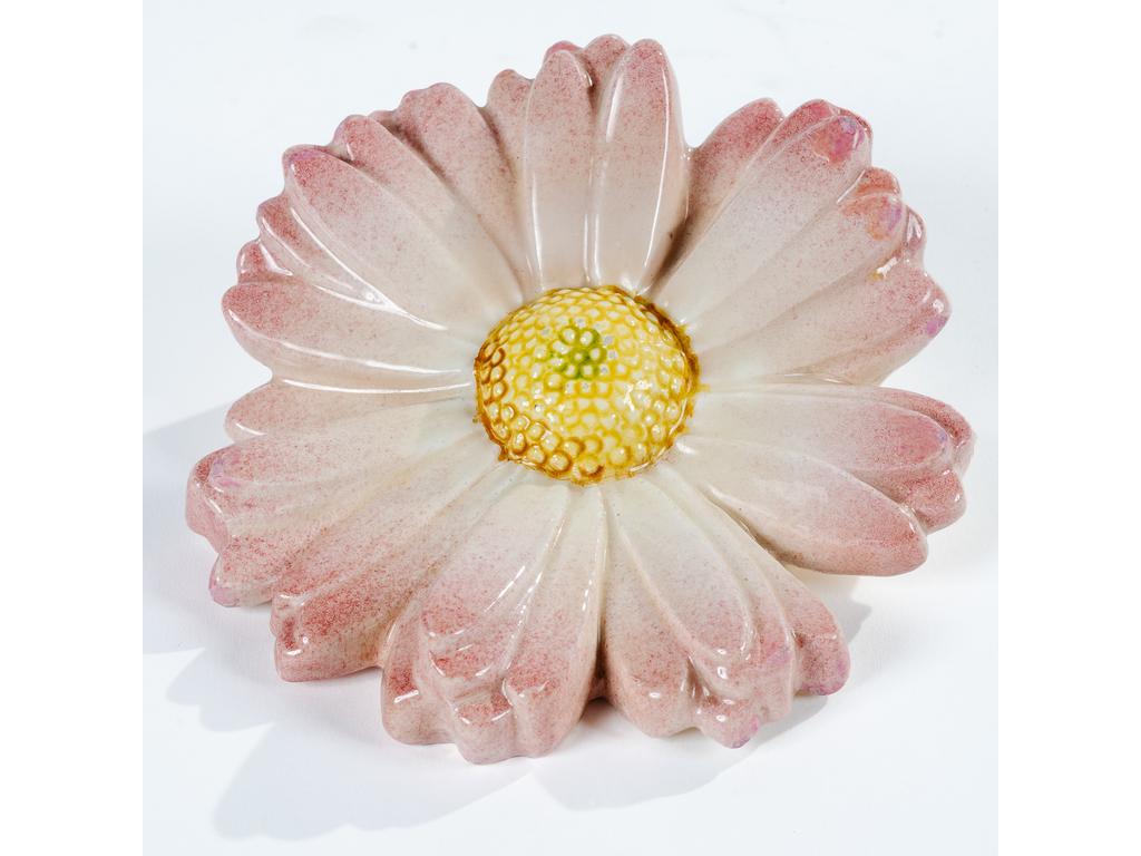 Delphin MASSIER (1836-1907), Vallauris : Petite bouquetière d'applique en céramique émaillée à décor d'une marguerite. Signée, en bon état. Diamètre : 15 cm.