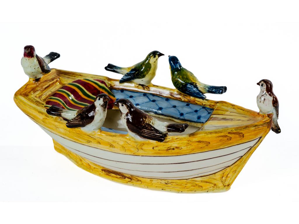 Delphin MASSIER (1836-1907), Vallauris : Petite barque en céramique polychrome à décor de six oiseaux. Signé, en bon état. Longueur : 28 cm.