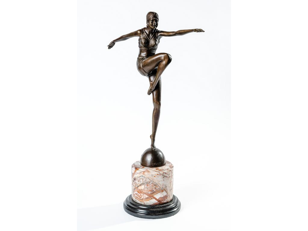 (D'après) Johan Philipp Ferdinand PREISS : Danseuse : Sujet en bronze patiné de style Art Déco reposant sur un socle en marbre. Signé sur la terrasse. Fonte d'édition moderne. Hauteur totale : 55 cm.