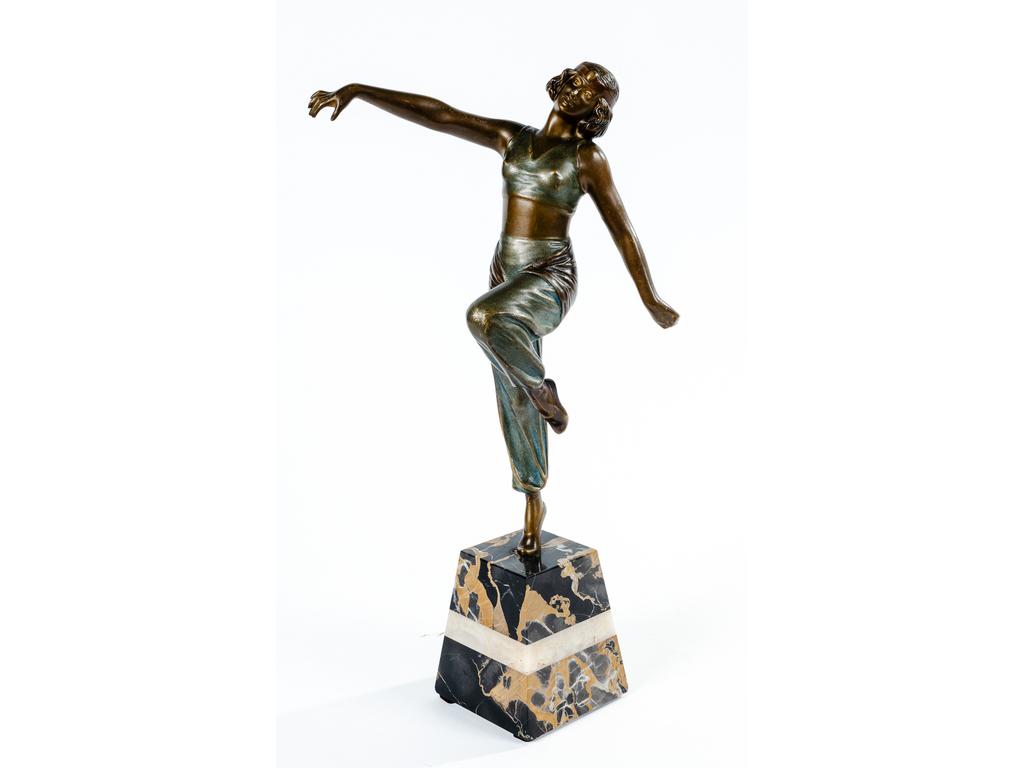 Charles Arthur MULLER (1868-?) : La danseuse orientale. Sujet en bronze à patine médaille nuancée verte, sur un socle en marbre Portor et onyx. Signé. Epoque Art Déco. (Quelques rayures à la patine. Hauteur totale : 39 cm.