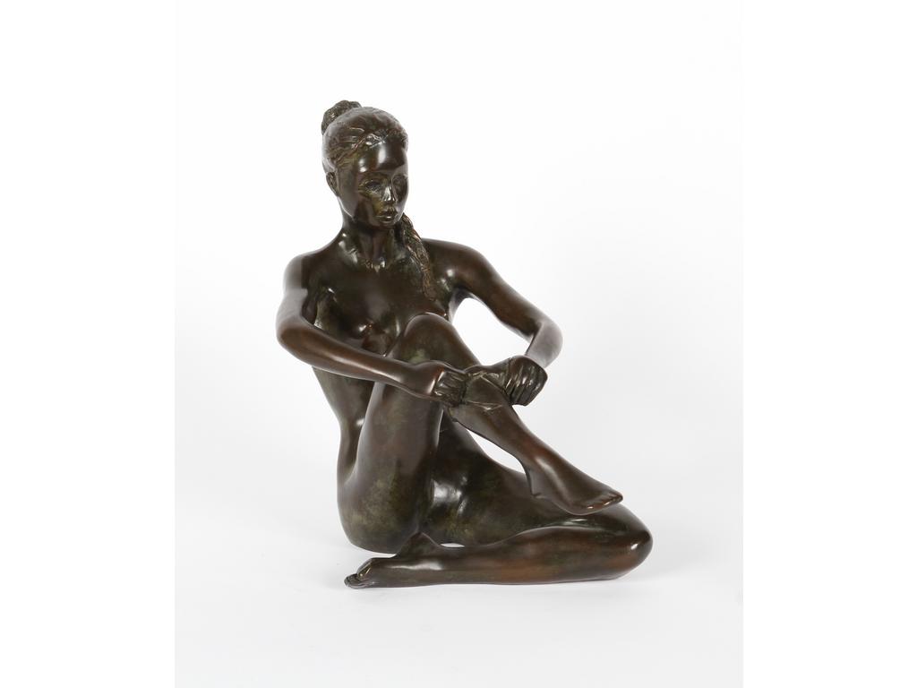 Marie Claude ZUBRYCKI : Femme au bas. Sujet en bronze patiné. Signé, numéroté 14/30 et daté 2001. Hauteur : 25 cm