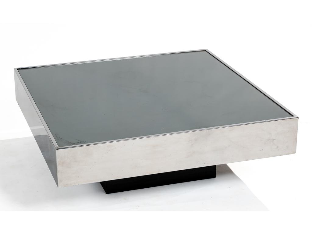 Willy RIZZO (1922-2013) : Table basse carrée reposant sur un caisson en bois stratifié noir, plaqué sur les côtés de métal. Le plateau avec une dalle de miroir teinté noire. Hauteur : 28 cm. Plateau : 80 x 80 cm.