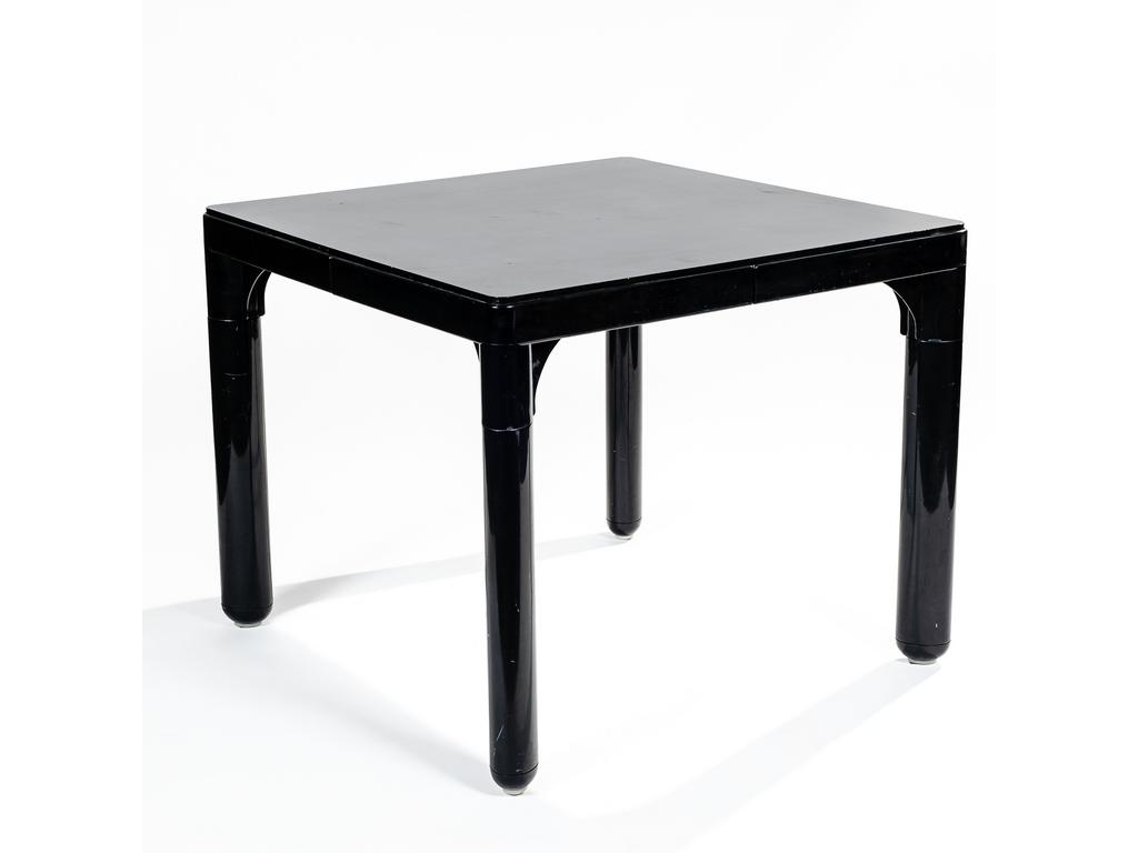 ELCO Editeur, Italie : Table de bridge en plastique noir. Hauteur : 74 cm. Dim du plateau : 88 x 88 cm.
