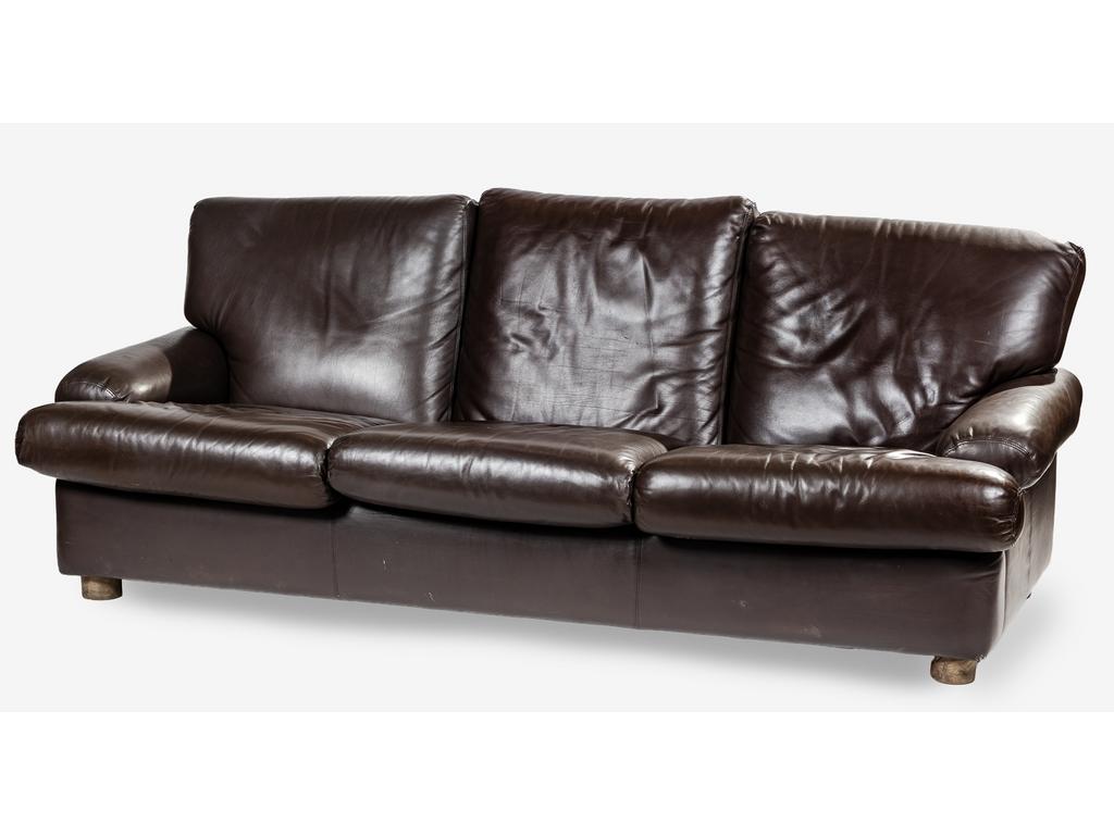 Canapé trois places en cuir marron. Vers 1970-1980. Longueur : 207 cm. (état d'usage)