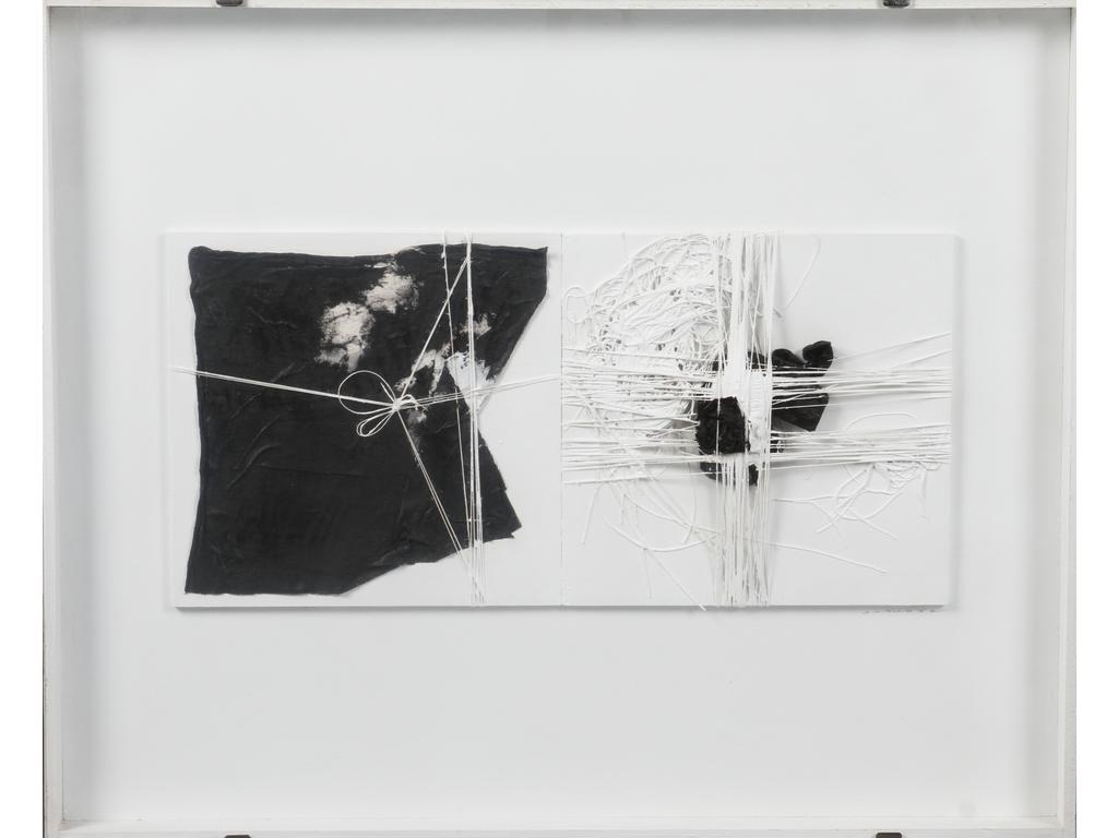 Michel TRINQUIER (1931) : Composition noire et blanche sous verre : papier, ficelles et acrylique, signée en bas à droite et datée 76. Dimensions de l'encadrement : 65 x 80 cm