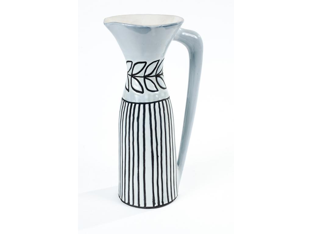 Roger CAPRON (1922-2006) - Vallauris : Pichet en céramique émaillée blanche à décor de rayures et feuillages noirs. Signé. Hauteur : 36 cm. Bon état