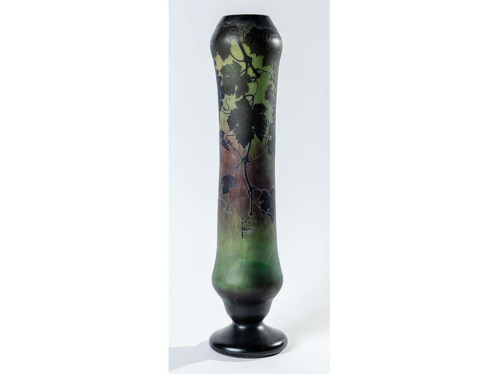 DAUM, Nancy : Important vase cylindrique sur piédouche en verre gravé à l'acide de pampres et raisins. Signé. Hauteur : 60 cm. (Un éclat restauré au col).