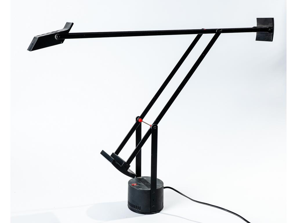 D'après Richard SAPPER, édité par Artemide : Lampe de bureau Tizio.