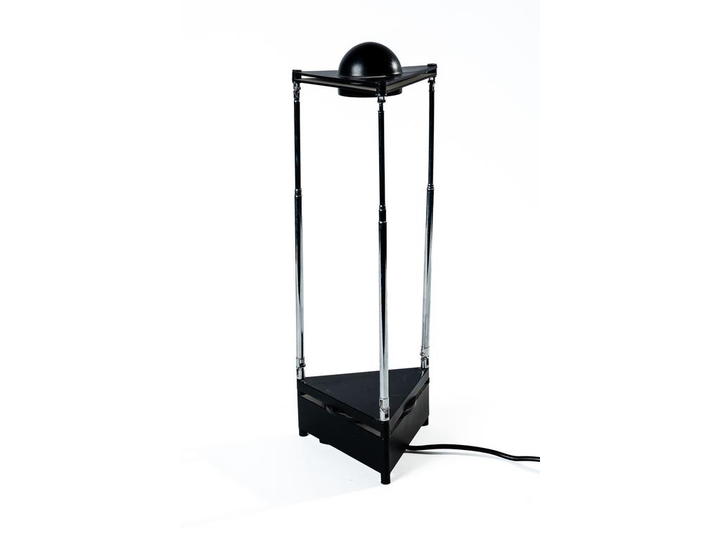 Lampe de bureau Kandido d'après Ferdinand Alexander PORSCHE, pour Luci Italia, en métal noir à tiges téléscopiques. Hauteur pliée : 36 cm. Hauteur dépliée : 85 cm.