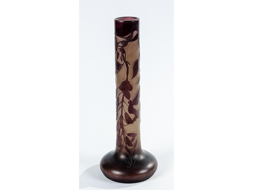 Etablissement GALLE : Vase à long col cylindrique en verre doublé blanc et violet à décor floral. Signé. Bon état. Hauteur : 33 cm.