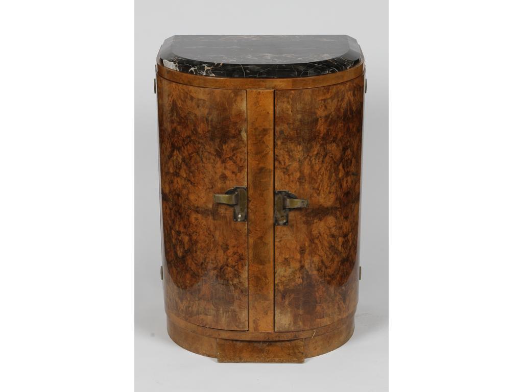 Petit meuble Art Déco à façade arrondie en placage de noyer et bois aggloméré ouvrant par deux portes. Plateau de marbre Portor (restauré). Dim : 86 x 60 x 44 cm.