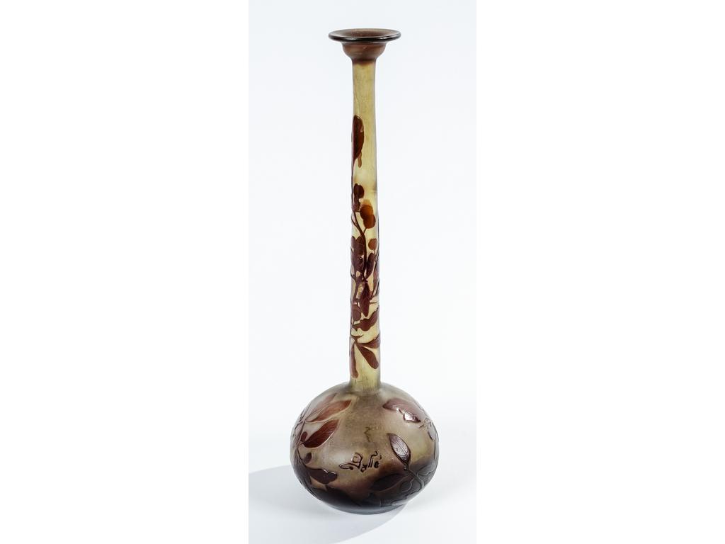 Etablissement GALLE : Vase soliflore à long col en verre doublé vert et violet à décor végétal. Signé. Hauteur : 33 cm. Bon état.