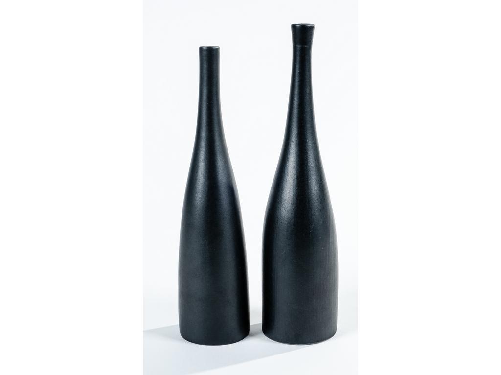 Jacques & Dani RUELLAND : Deux petites bouteilles en céramique émaillée noir. Signées. Hauteur : 17 et 18.5 cm. Bon état.