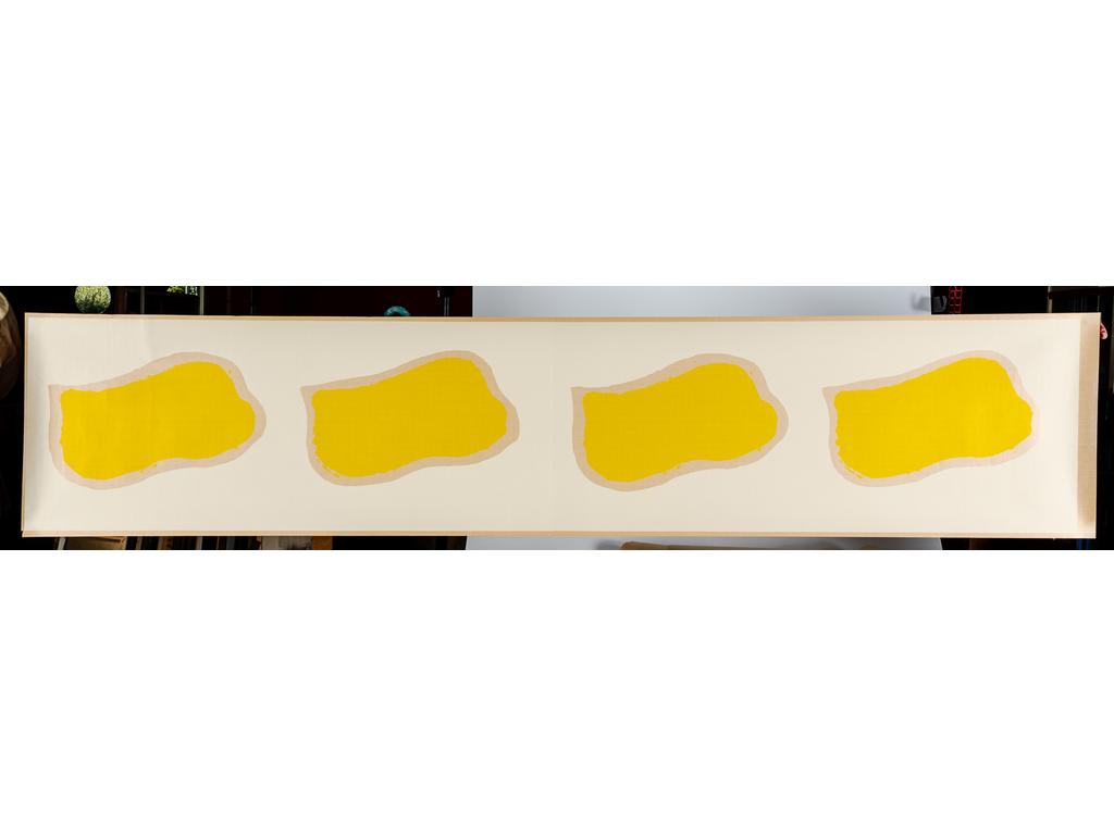 Claude VIALLAT (1936) : Empreintes Jaunes. Série n°1. Sérigraphie sur papier Kraft. Edité par Eric LINARD, épreuve hors commerce n°1/4. Dim impression : 202 x 41 cm. Dim feuilles : 206 x 43.5 cm.