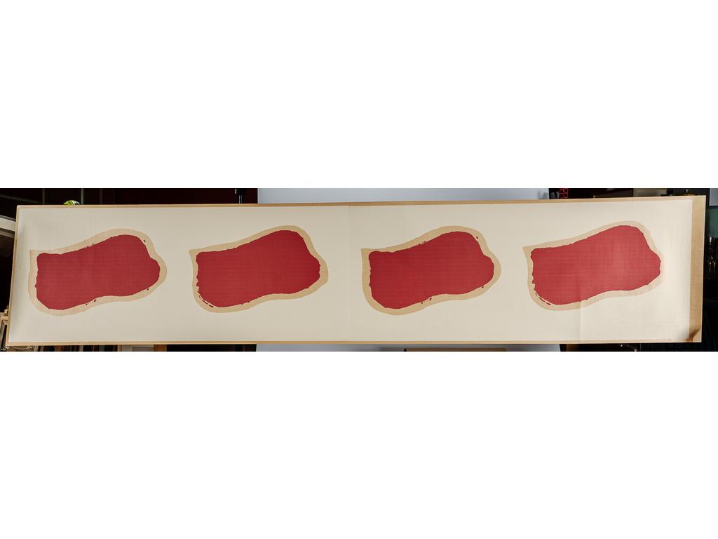 Claude VIALLAT (1936) : Empreintes Rouges. Série n°1. Sérigraphie sur papier Kraft. Edité par Eric LINARD, épreuve hors commerce n°1/4. Dim impression : 202 x 41 cm. Dim feuilles : 206 x 43.5 cm.