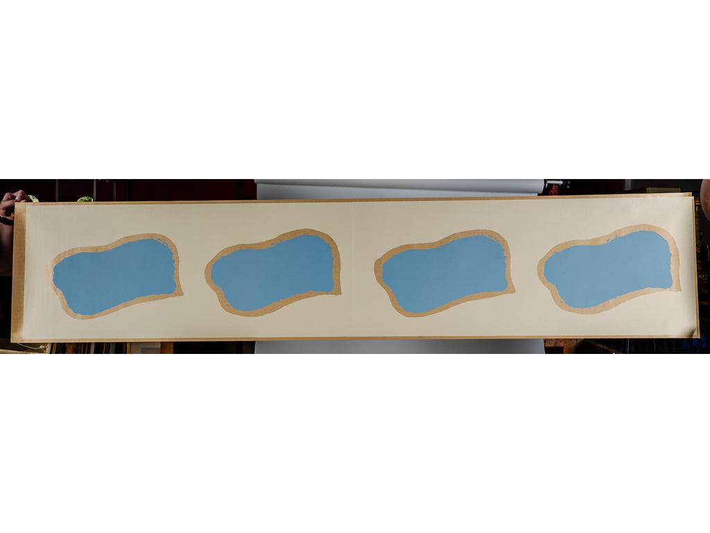 Claude VIALLAT (1936) : Empreinte Bleues. Série n°1.Sérigraphie sur papier Kraft. Edité par Eric LINARD, épreuve hors commerce n°1/4. Dim impression : 202 x 41 cm. Dim feuilles : 206 x 43.5 cm.
