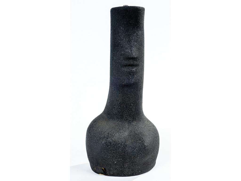 Gilbert VALENTIN (1928-2000) à Vallauris : Pied de lampe en céramique et plâtre à patine noire granuleuse représentant un visage et un buste de femme. Signé. (Deux éclats restaurés). Hauteur : 35 cm.