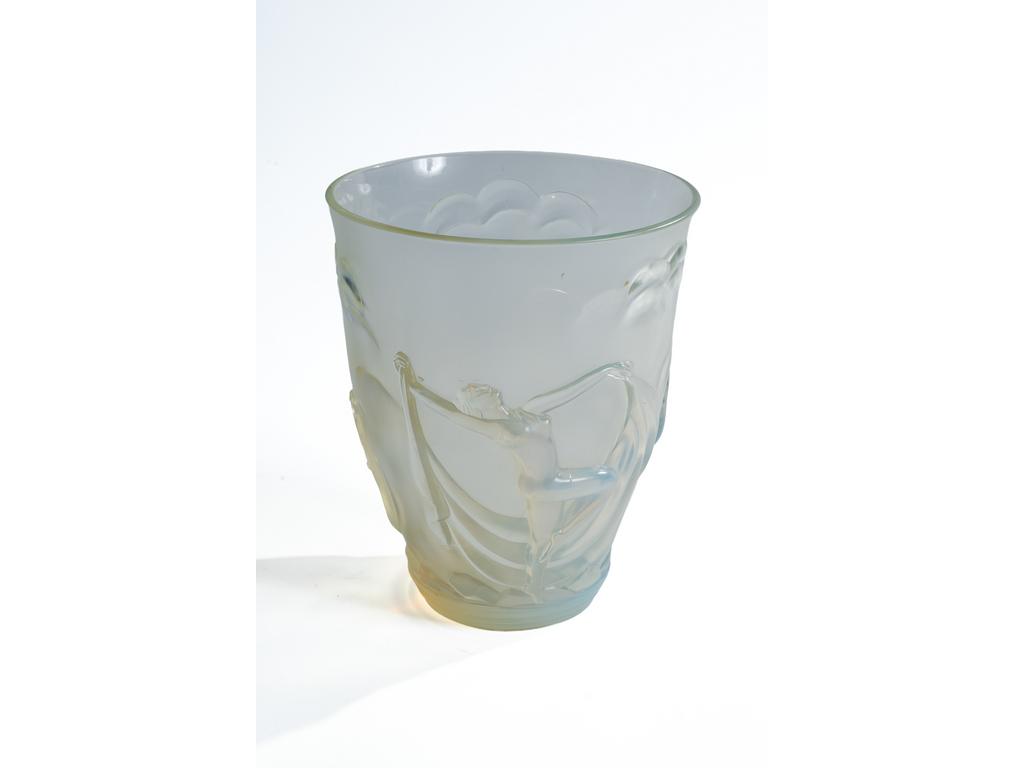 VERLYS, France : Vase en verre opalescent moulé à décor de trois danseuses aux foulards. Signé dans le moule. Bon état. Epoque Art Déco. Hauteur : 20 cm. On y joint un cendrier de la même verrerie.