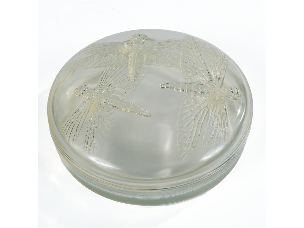 René LALIQUE (1860-1945) : Bonbonnière en verre opalescent moulé. Le couvercle à décor de trois libellules et signé dans le moule. Diamètre : 17 cm. Bon état.