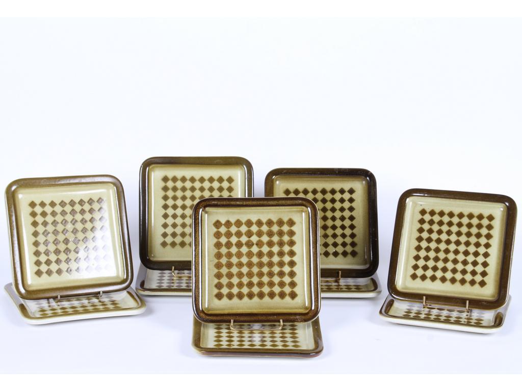Roger CAPRON (1922-2006) : Dix assiettes de forme carrée à décor de damier. Signées . Dim : 22 x 22 cm. Bon état.