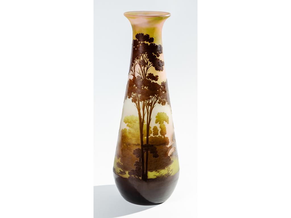 Etablissement GALLE : Grand vase balustre en verre multicouche brun-vert et rose, à décor d'un paysage lacustre. Signé. Bon état. Hauteur : 46.5 cm.
