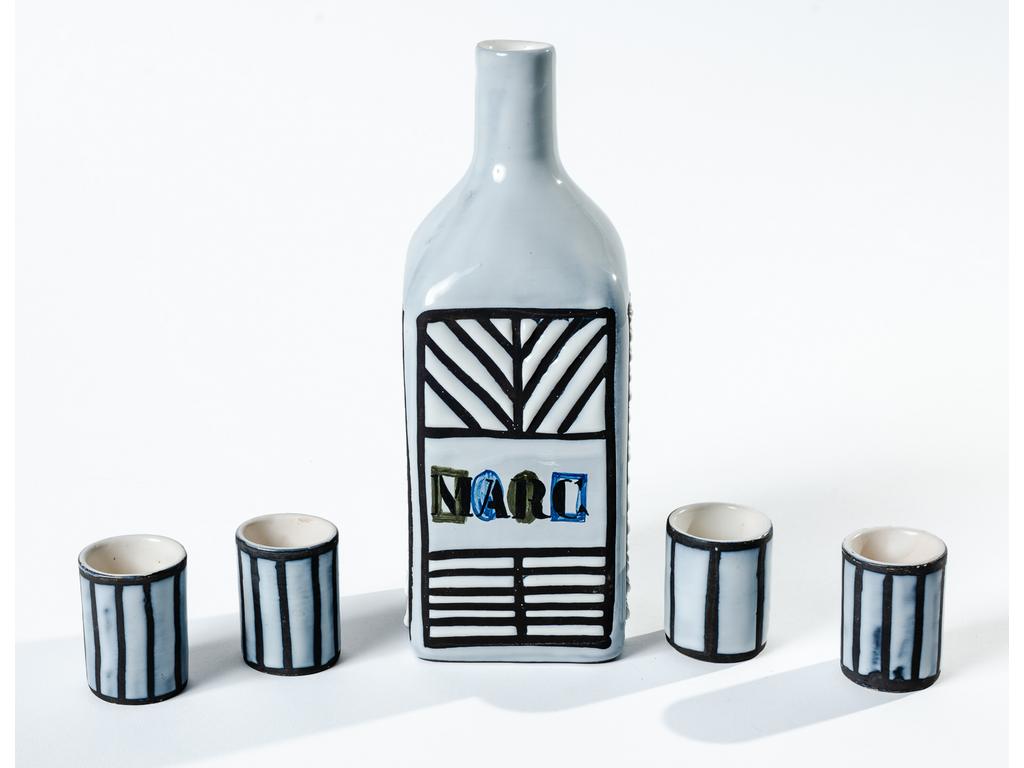 Roger CAPRON (1922-2006), à Vallauris : Bouteille de Marc et quatre petits verres à liqueurs en céramique émaillée. Bon état. Seule la bouteille est signée. Hauteur de la bouteille : 24 cm.