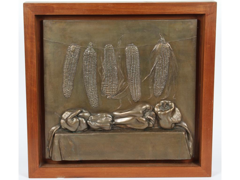 Alexey MOROSOV (1974) : Plaque en métal patiné et repoussé à décor d'une nature morte de poivrons et d'épis de maïs. Signée et datée 98. Dimensions avec le cadre : 62 x 66 cm