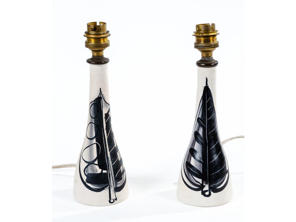 Georges GEHEL (1960) : Paire de petites lampes en céramique émaillée blanche à décor peint d'un feuillage noir. Signées. Cols électrifiés. Hauteur sans la douille : 18 cm.