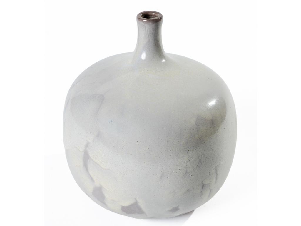 Jacques & Dani RUELLAND : Pied de lampe de forme bouteille en céramique émaillée crème-violet. (Percé à l'origine pour l'électricité). Signé. (Coulures d'émail à la cuisson en partie basse). Hauteur : 20.5 cm.