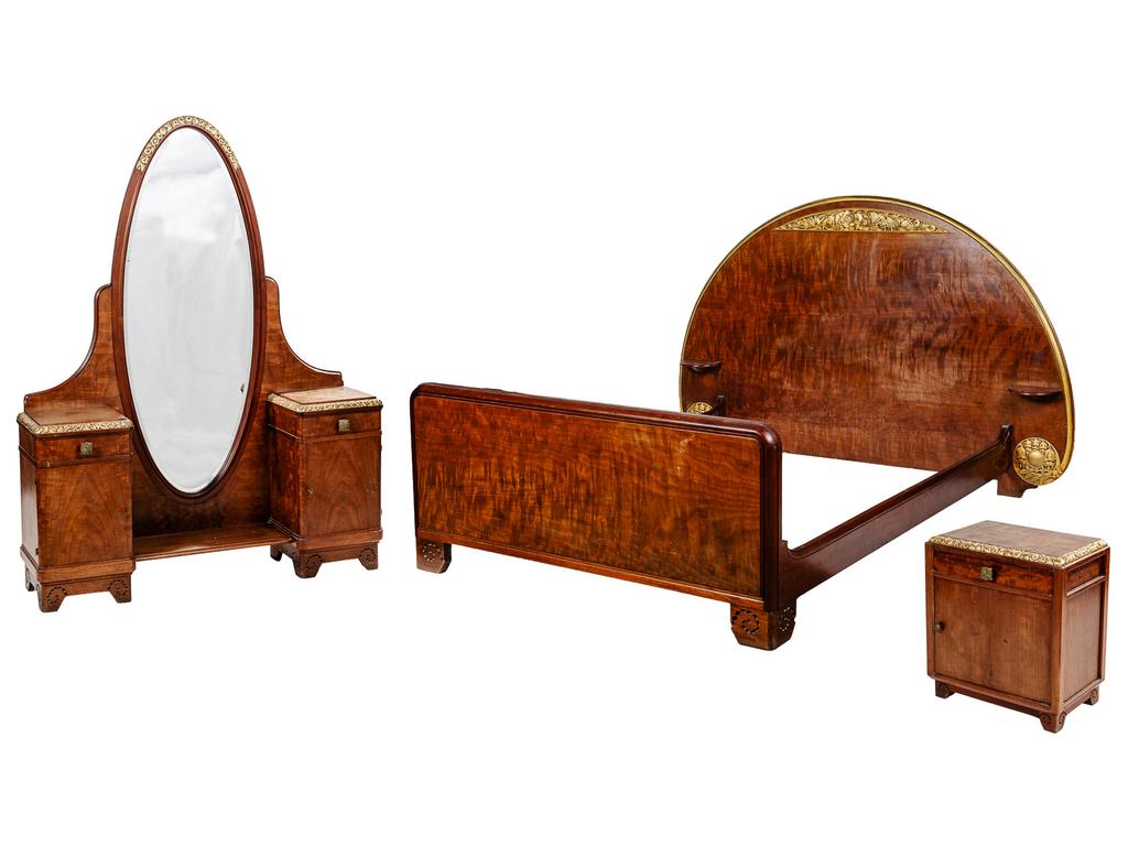 Etablissement MAJORELLE : Mobilier en bois et placage en partie sculpté et doré de motifs floraux comprenant : Une coiffeuse (dim : 167 x 128 x 31 cm), un bois de lit (petit sommier 140, hauteur de tête : 132 cm) et un chevet (hauteur : 59 cm.) Estampillé 
