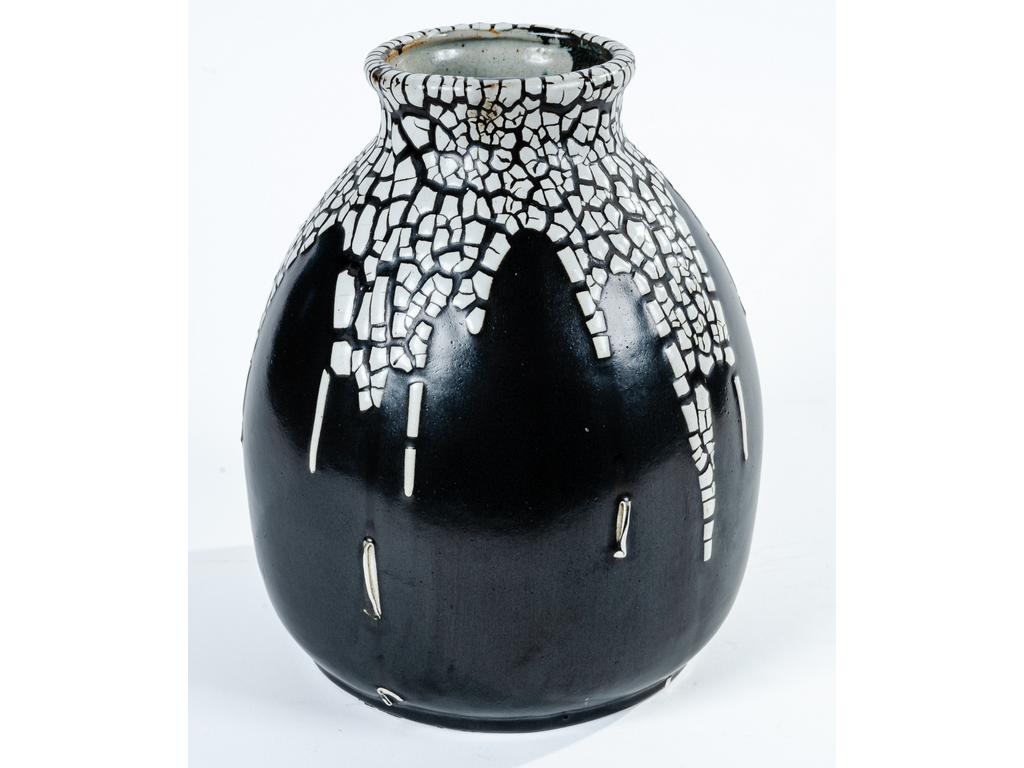 Léon POINTU (1879-1942) : Vase en céramique émaillée noire orné d'un émail blanc craquelé. Signé. Bon état. Hauteur : 26 cm.