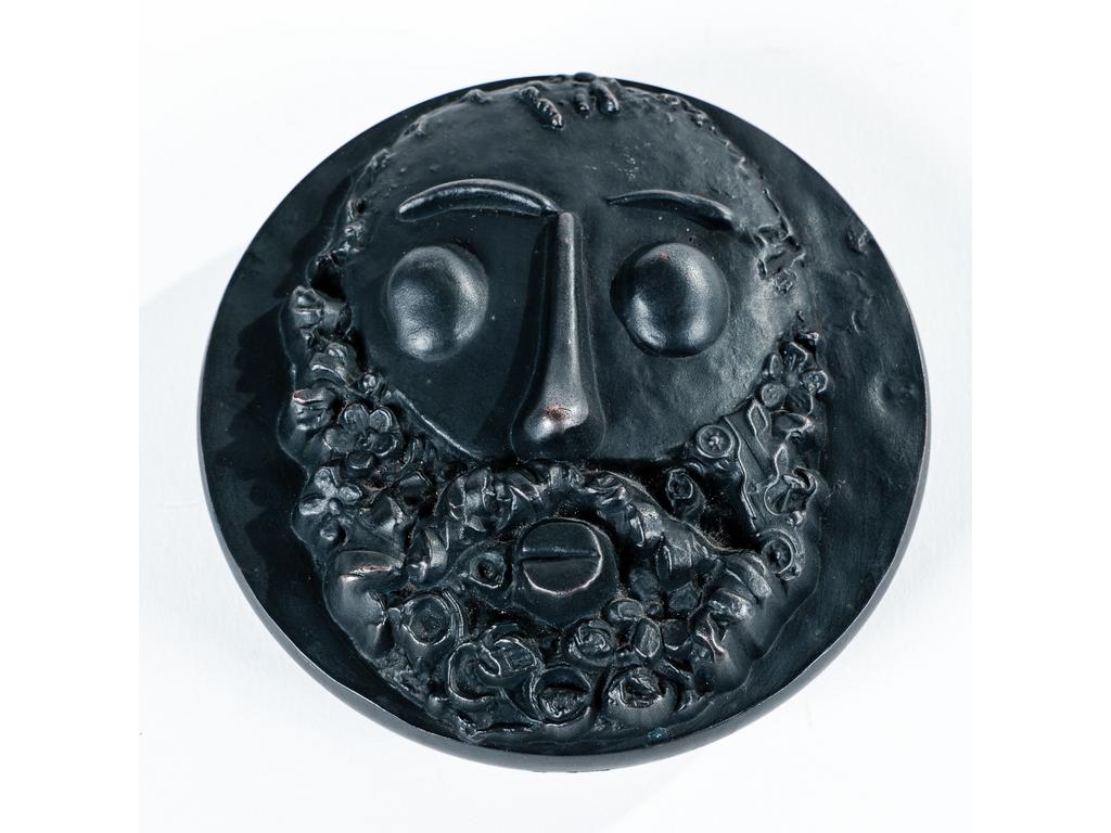 Roger BEZOMBES (1913-1994) : Hommage au sculpteur César. Médaille de table en cuivre à patine noire, Sur une face : le visage de César, et sur l'autre : son pouce. Signé. Diamètre : 9 cm.