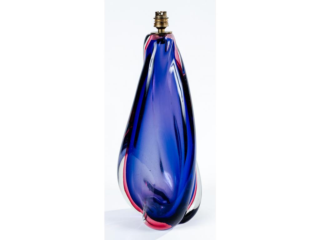 Grand pied de lampe en verre teinté violet à panse côtelées. Hauteur : 40 cm. (Sans fil électrique).