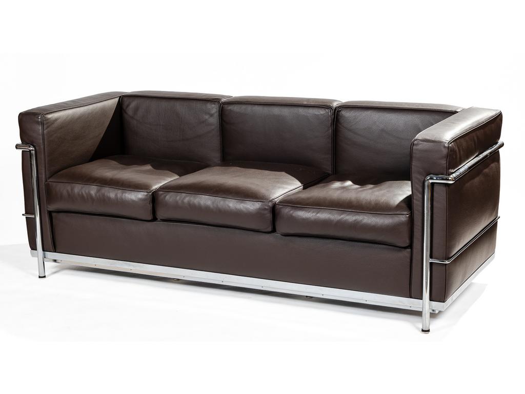 (D'après LE CORBUSIER) CLASSIC DESIGN ITALIA Edition : Canapé trois places. Structure en acier tubulaire chromé. Garniture des coussins en cuir marron. Non signé. Longueur : 180 cm.